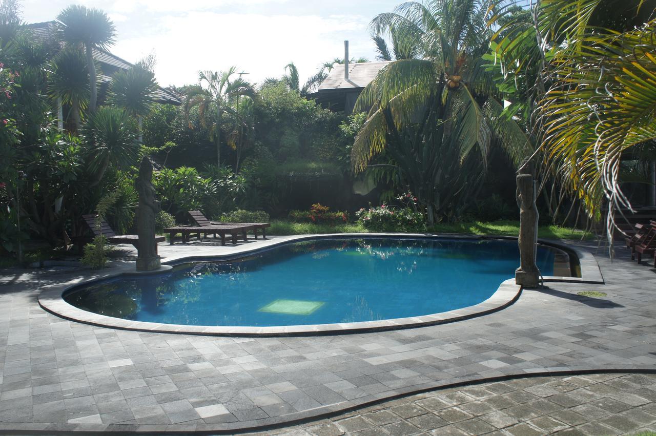 Batu Bolong Cottages Mangsit Exterior photo